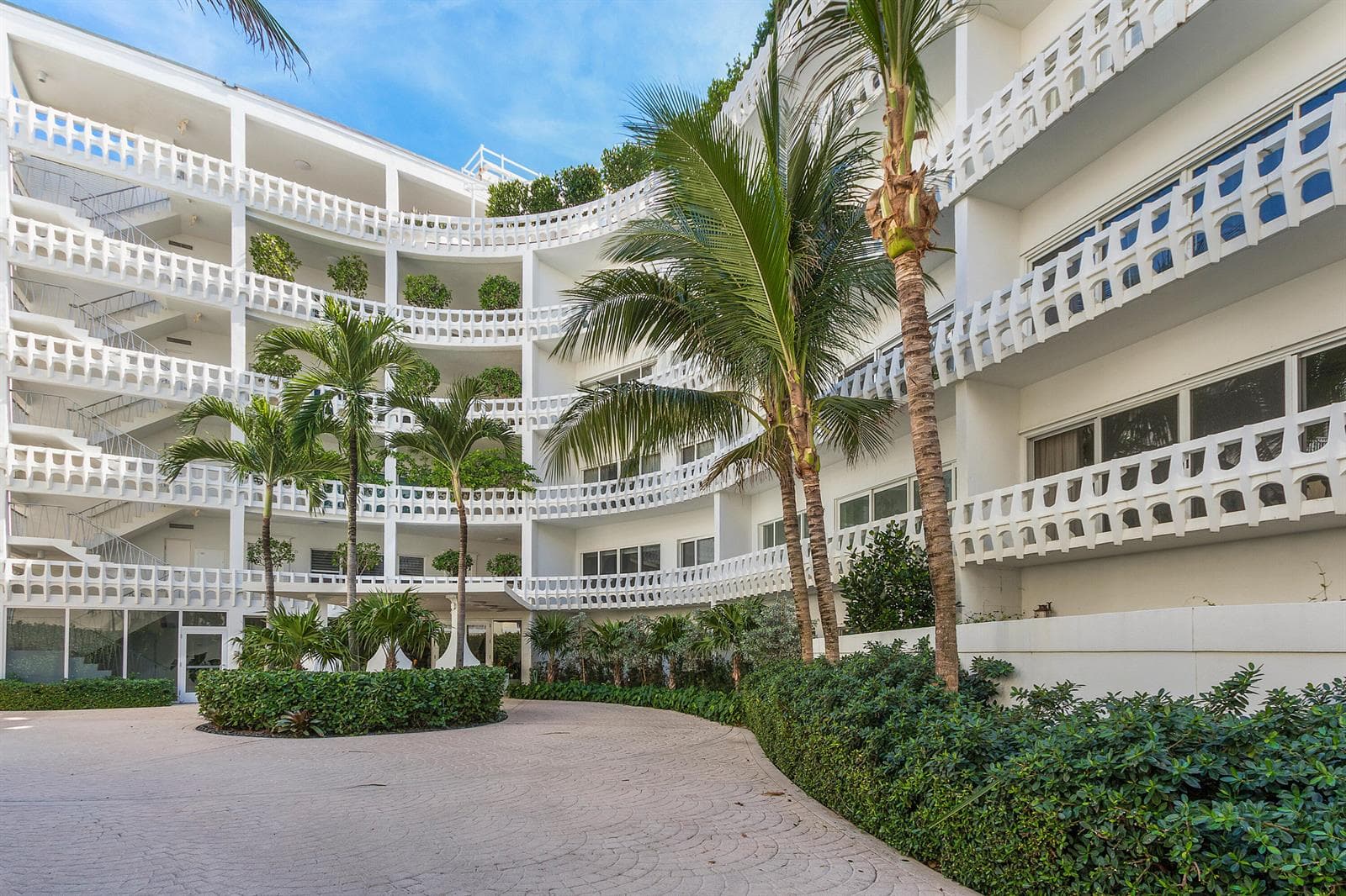 300 S Ocean Boulevard 5g photo 2