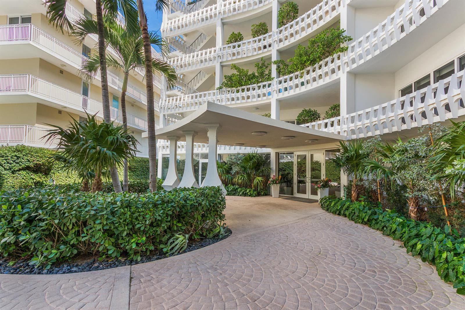 300 S Ocean Boulevard 5g photo 3