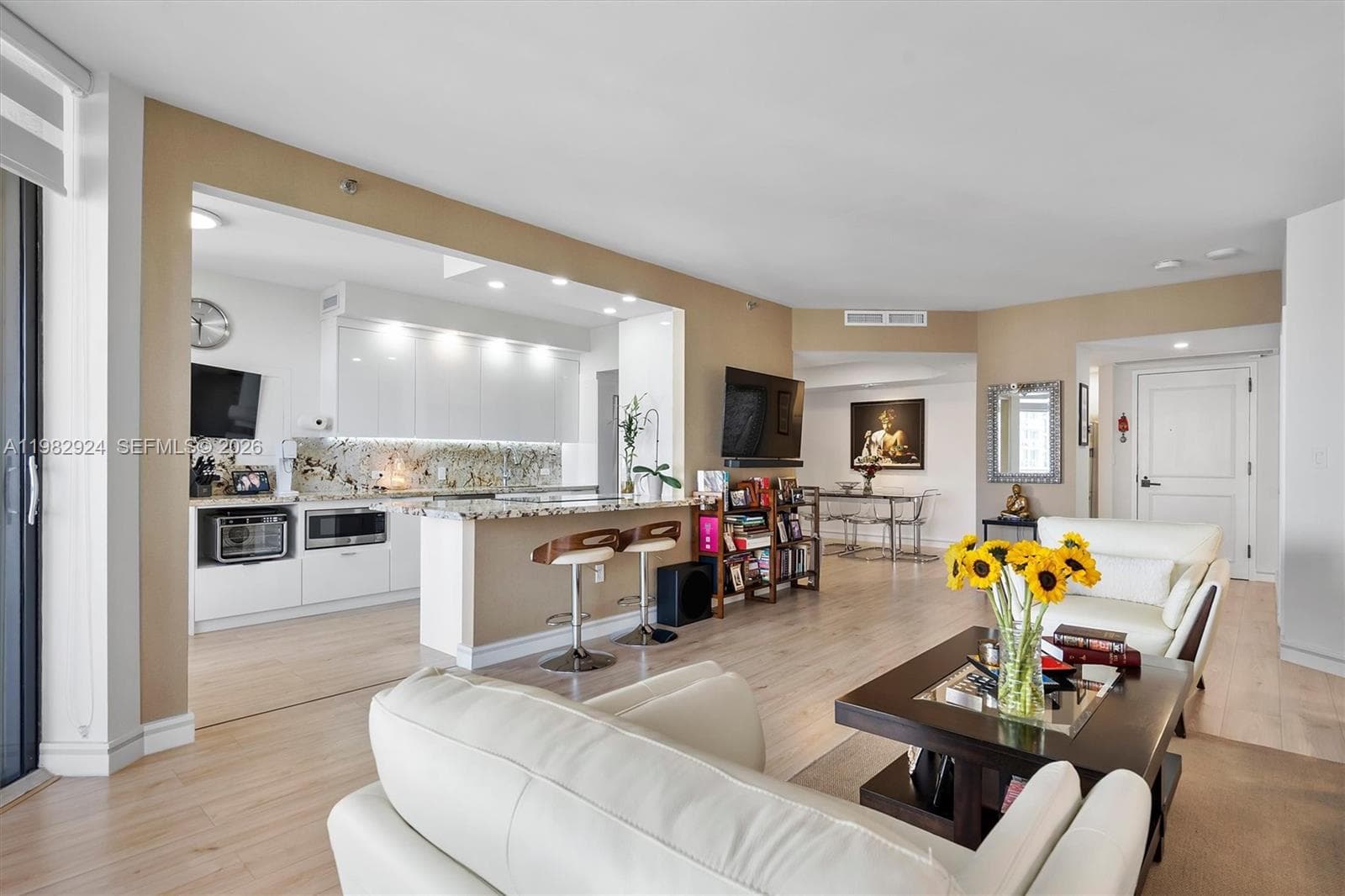 20191 E Country Club Dr 1903 photo 9