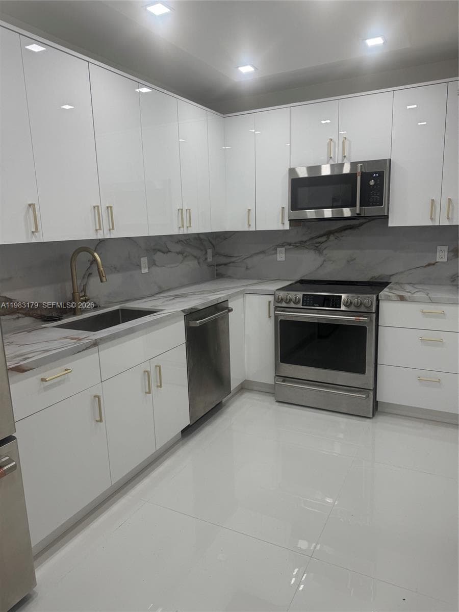 10185 Collins Ave 606 photo 2