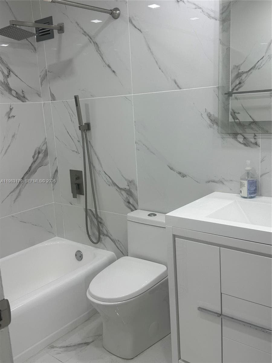 10185 Collins Ave 606 photo 6