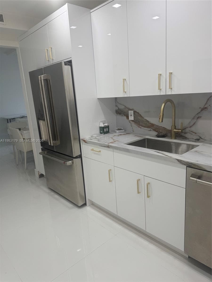 10185 Collins Ave 606 photo 4