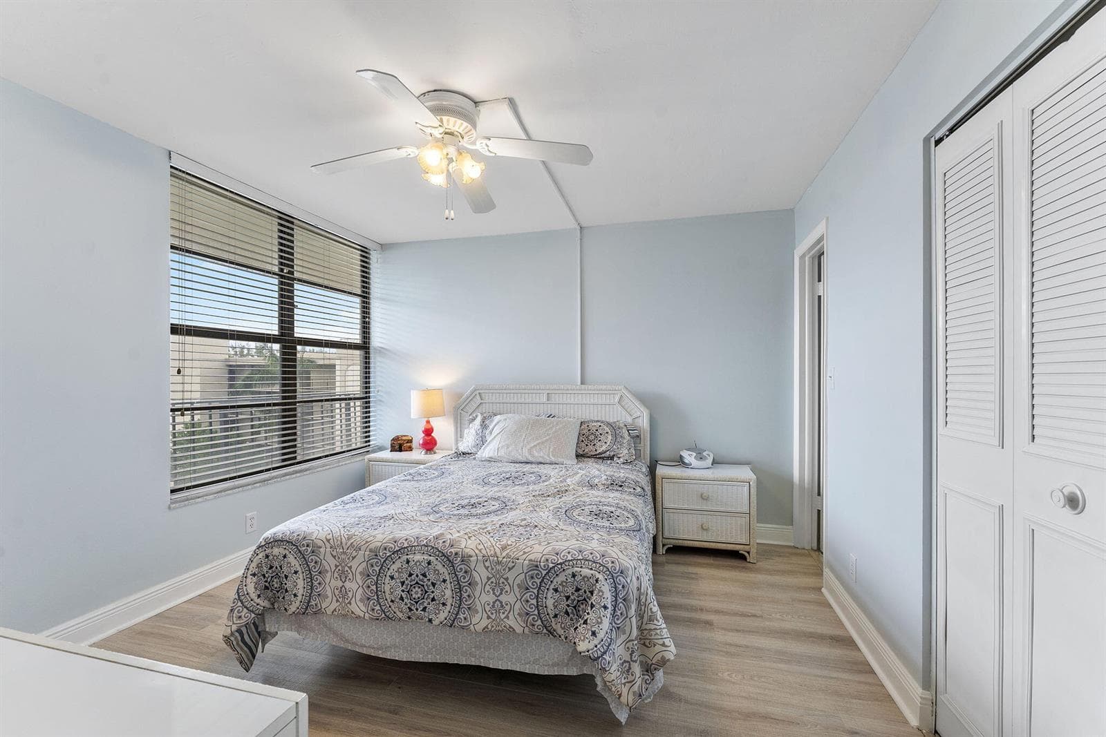 8 N Royal Palm Way 6040 photo 9