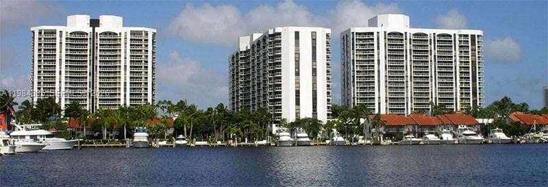 3610 Yacht Club Dr 1002 photo 3