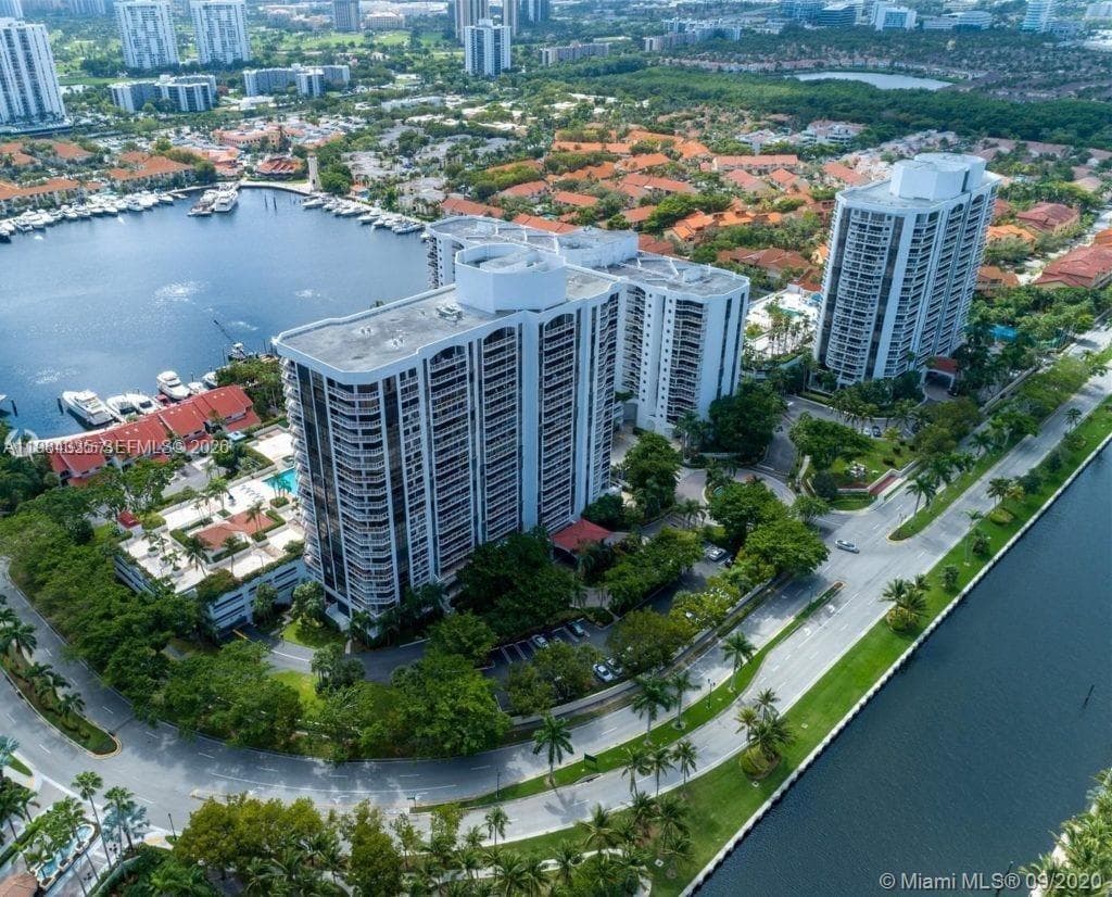 3610 Yacht Club Dr 1002 photo 1