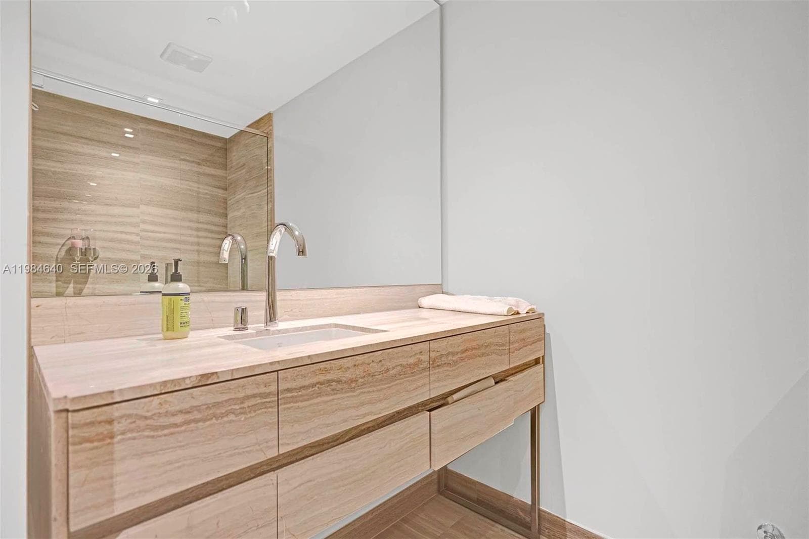 18975 Collins Ave Cabana 8 photo 7