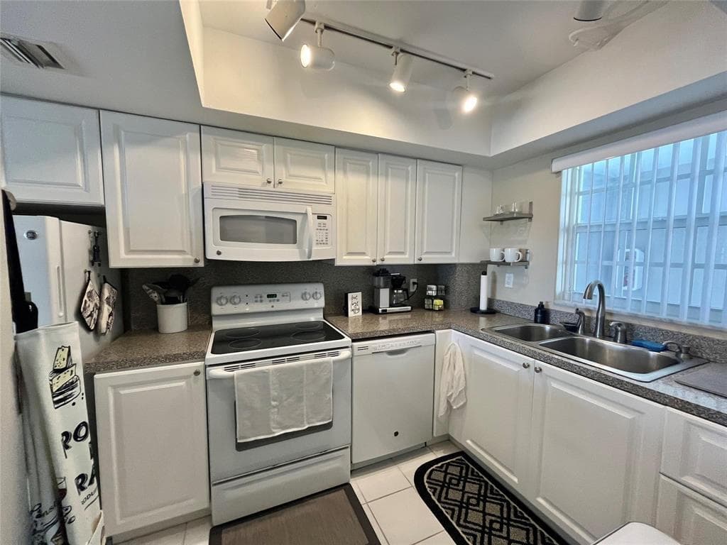 140 NE 28th Avenue 305 photo 3