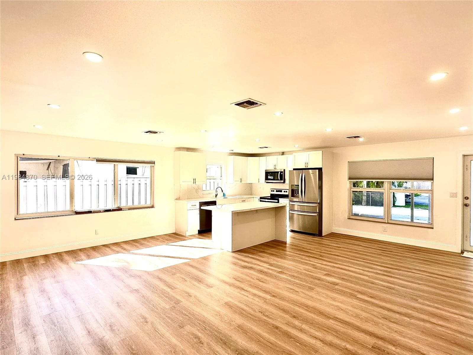 3042 Hayes St photo 3
