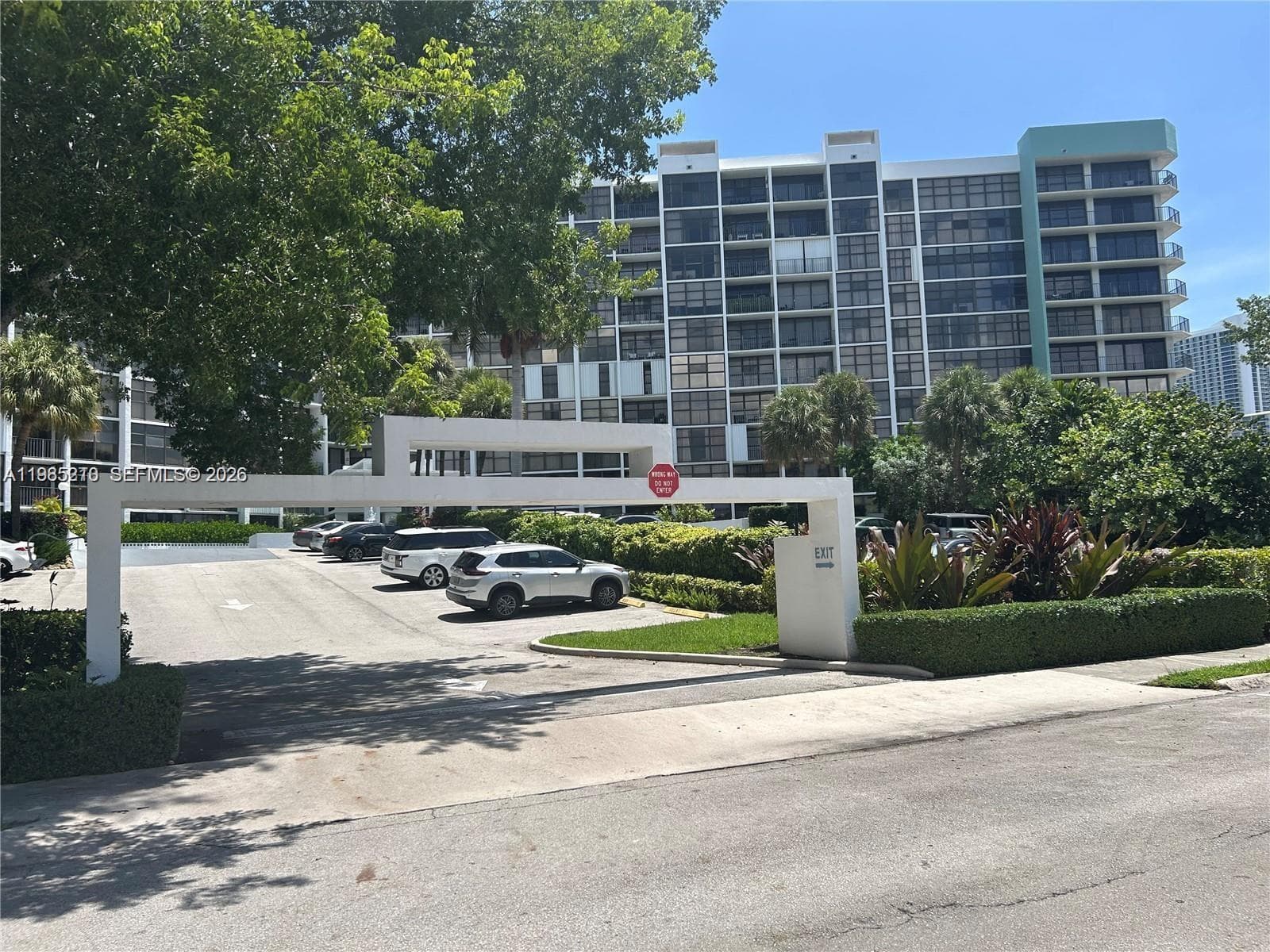 400 Leslie Dr 308 photo 3