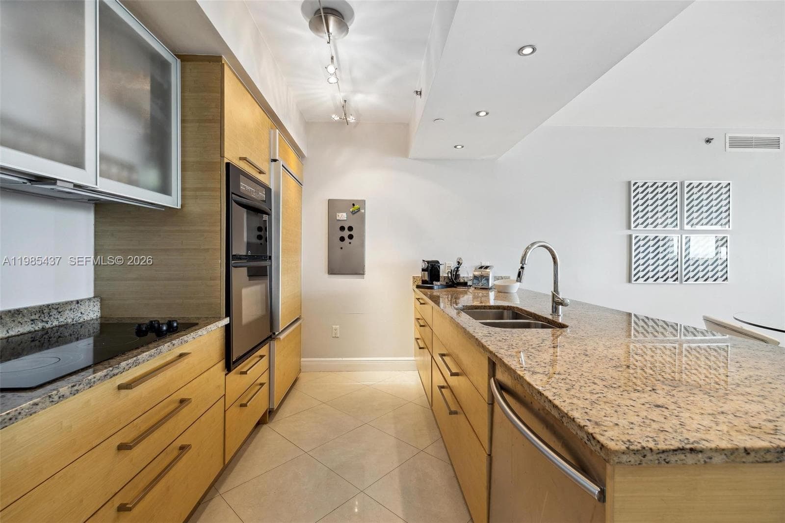 1830 Ocean Dr 2703 photo 4