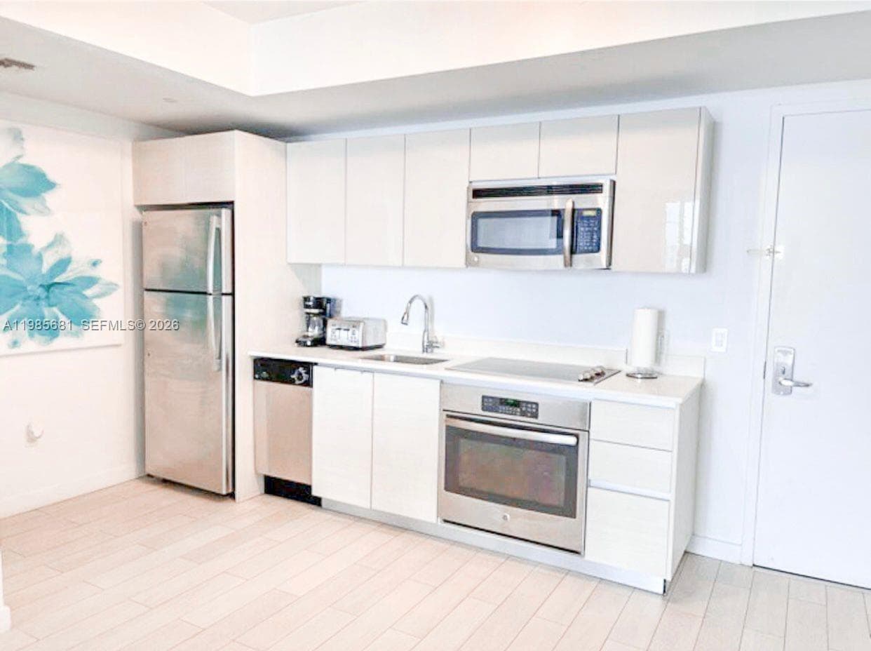 2602 E Hallandale Beach Blvd R2405 photo 3