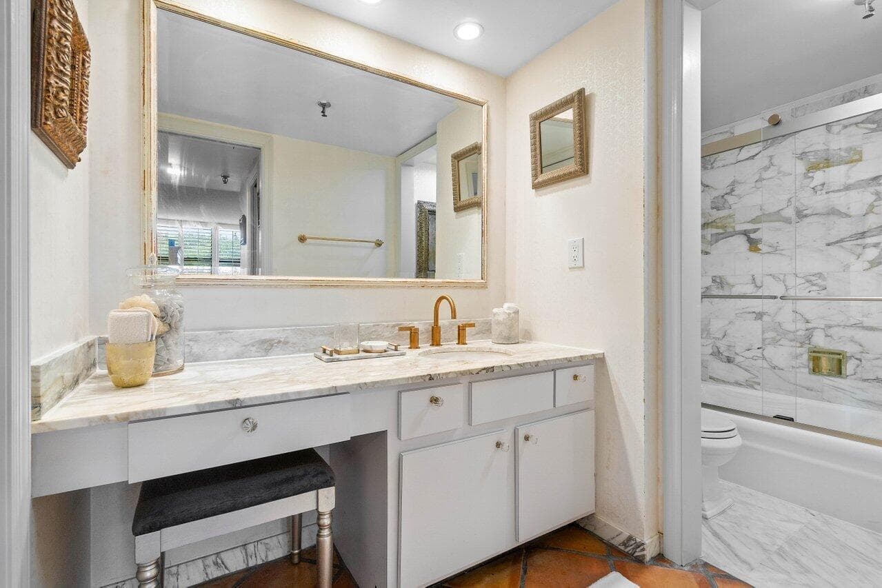 899 Jeffery Street 3050 photo 13
