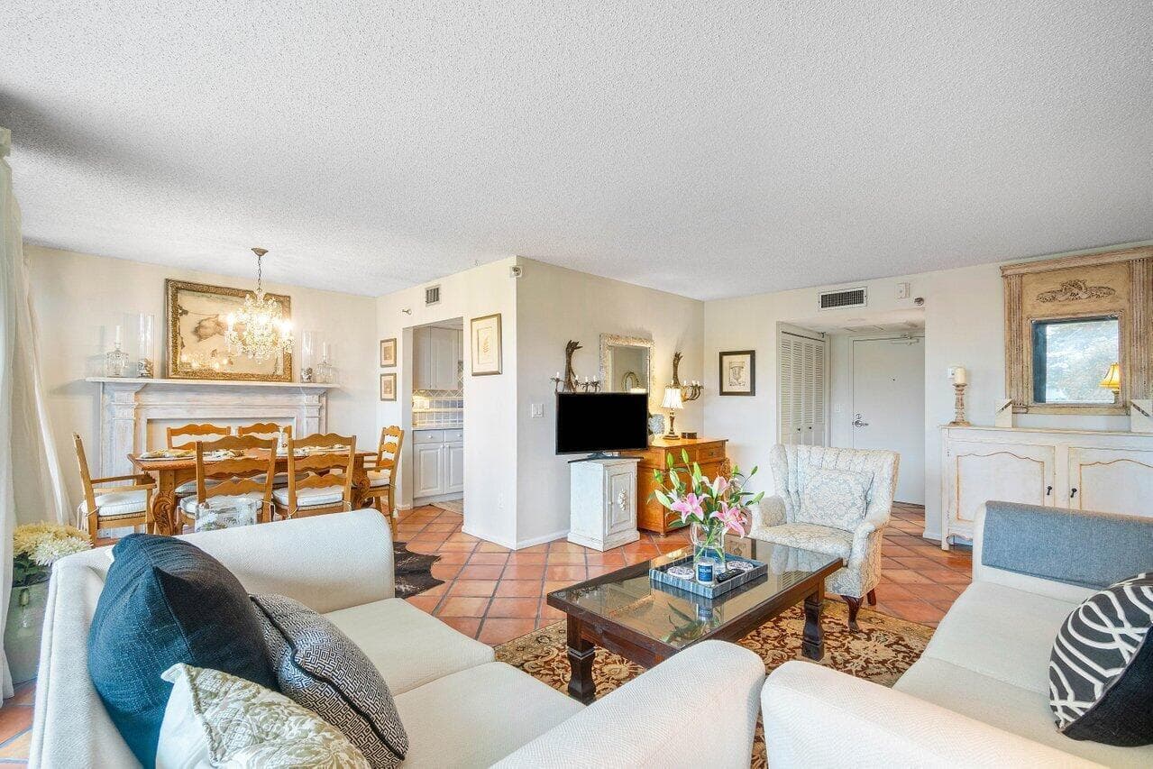 899 Jeffery Street 3050 photo 7