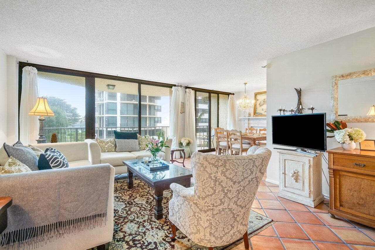 899 Jeffery Street 3050 photo 3