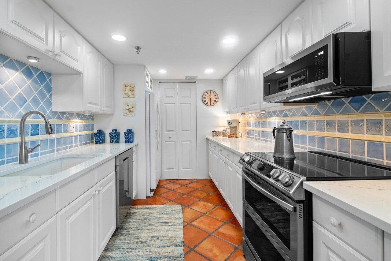 899 Jeffery Street 3050 photo 9