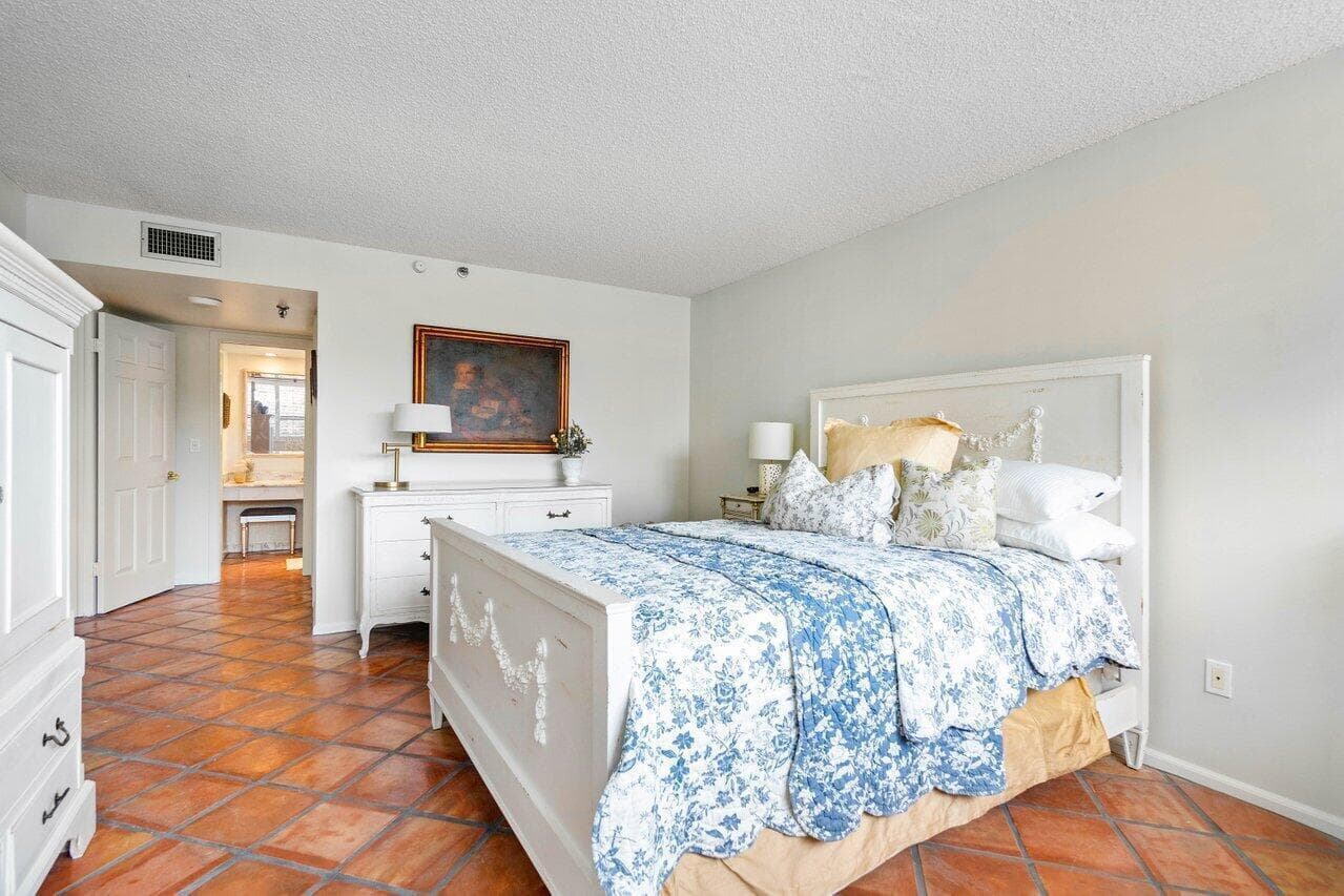 899 Jeffery Street 3050 photo 11