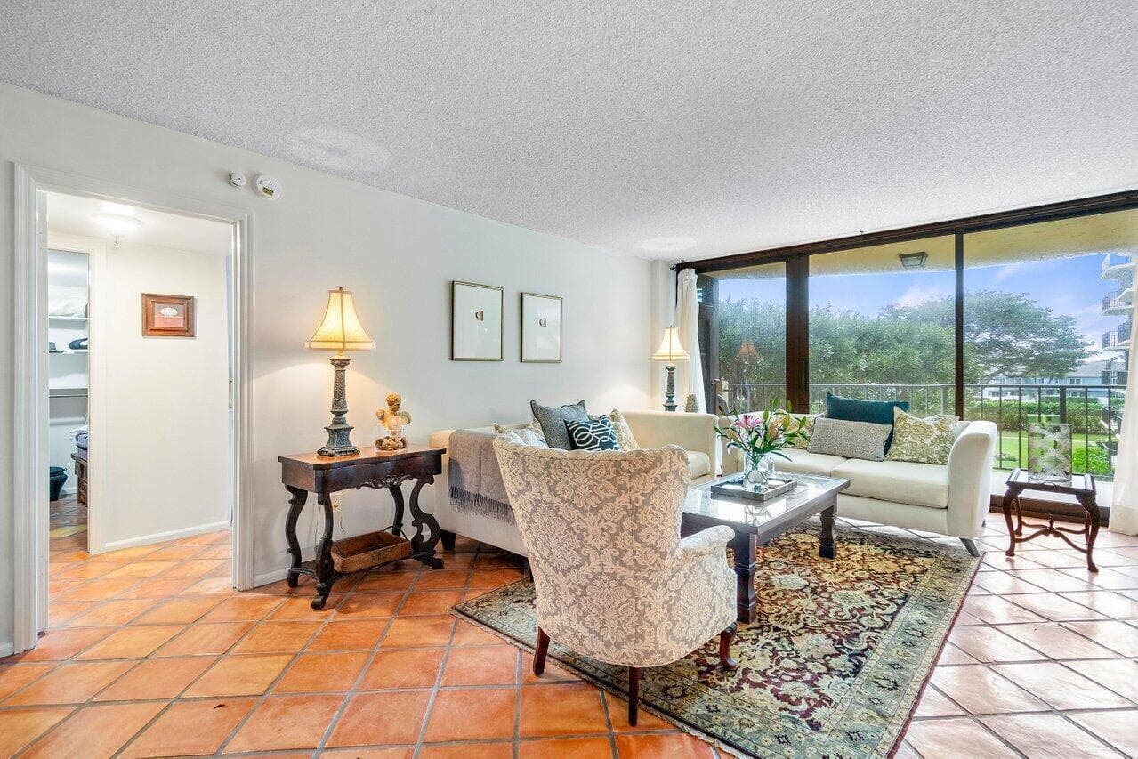 899 Jeffery Street 3050 photo 4
