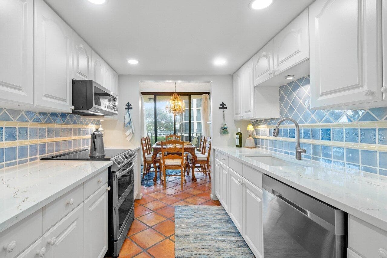 899 Jeffery Street 3050 photo 8