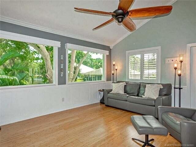 765 SW Rustic Circle photo 4