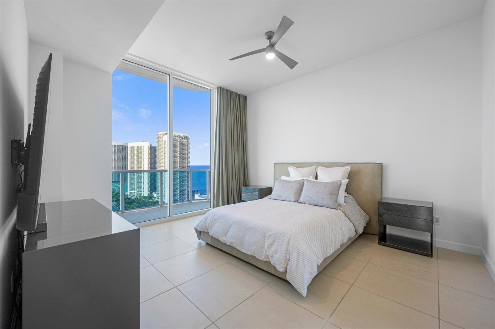 1945 S Ocean Drive Ph 2808 photo 17