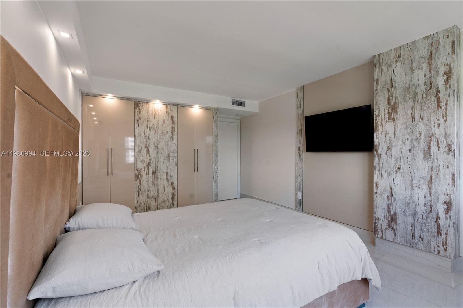 400 Kings Point Dr 822-23 photo 22