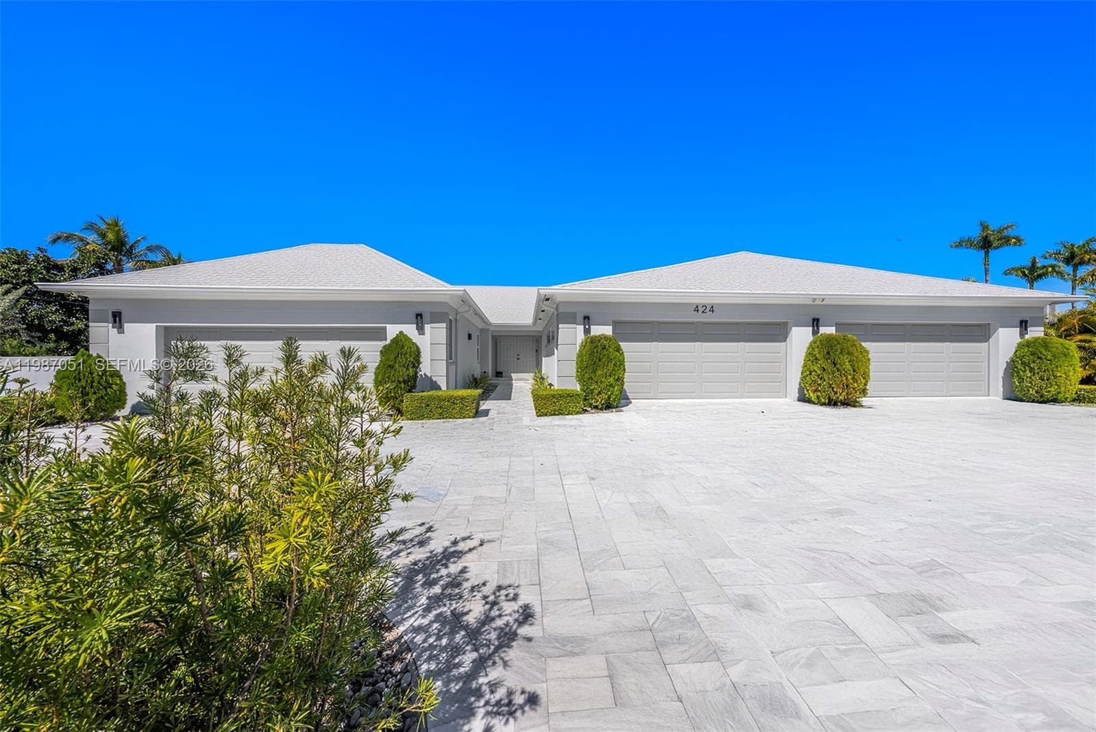 424 Alamanda Dr photo 2