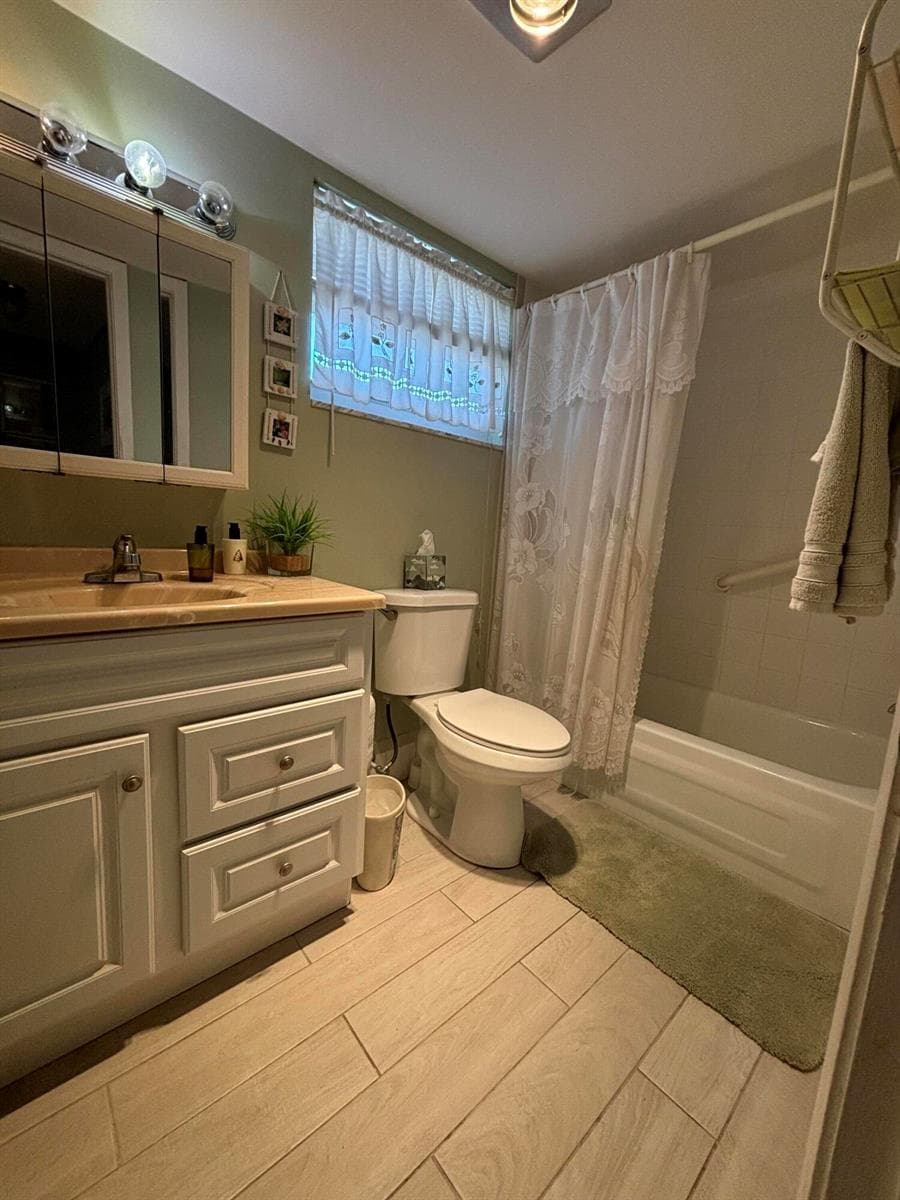 725 Lori Drive 203 photo 3