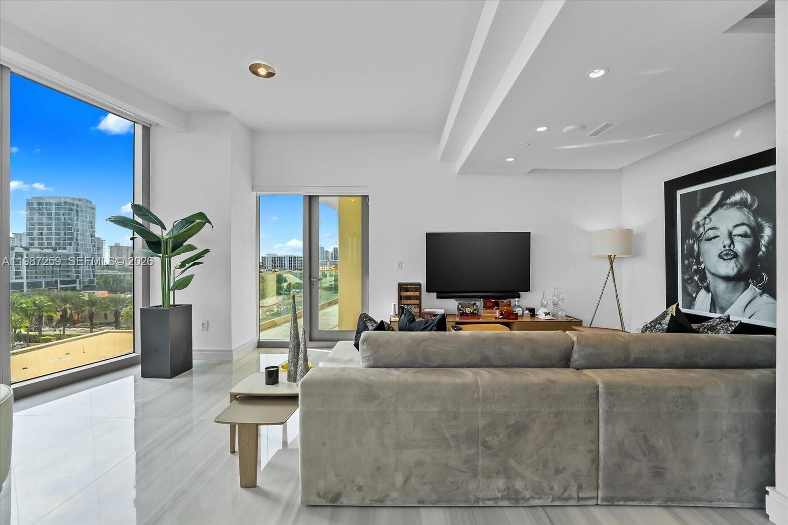 17901 COLLINS 604 photo 12