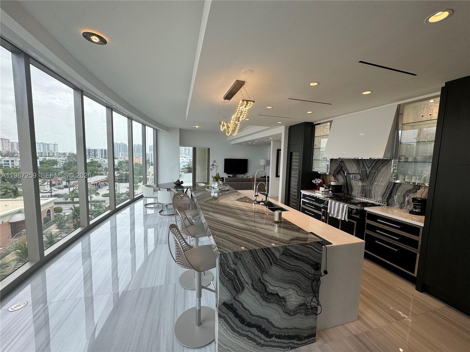 17901 COLLINS 604 photo 1