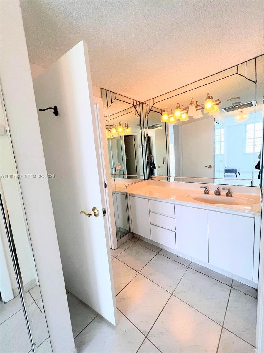 300 Bayview Dr 915 photo 25