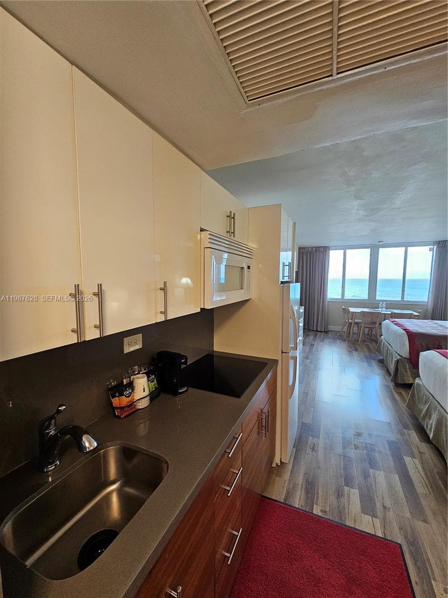 19201 Collins Ave 348 photo 4