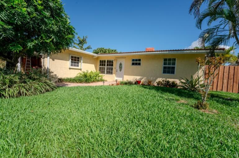 1625 SW 5th Court photo 3
