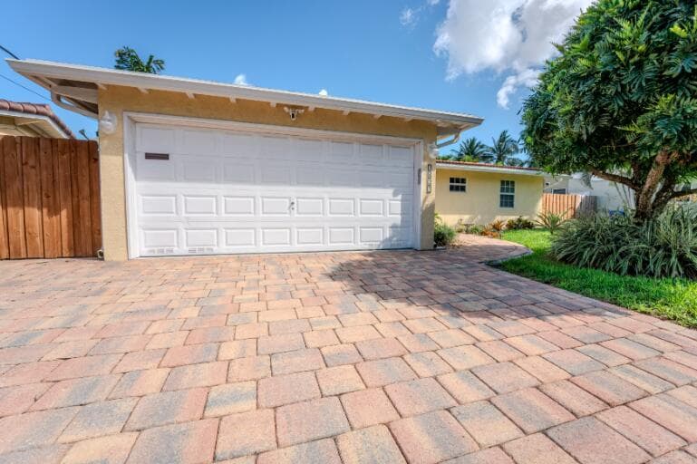 1625 SW 5th Court photo 4