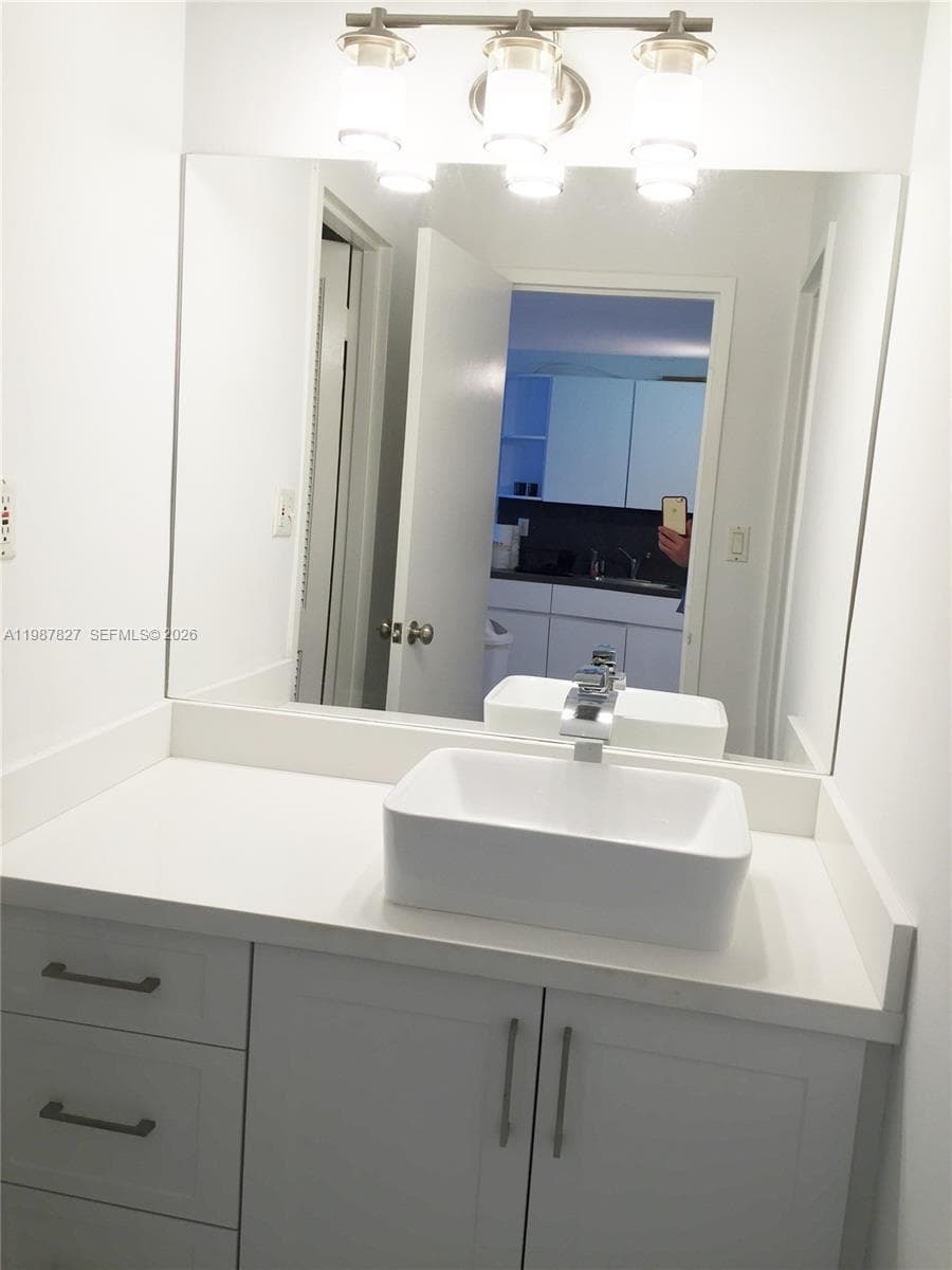100 LINCOLN RD 1024 photo 13
