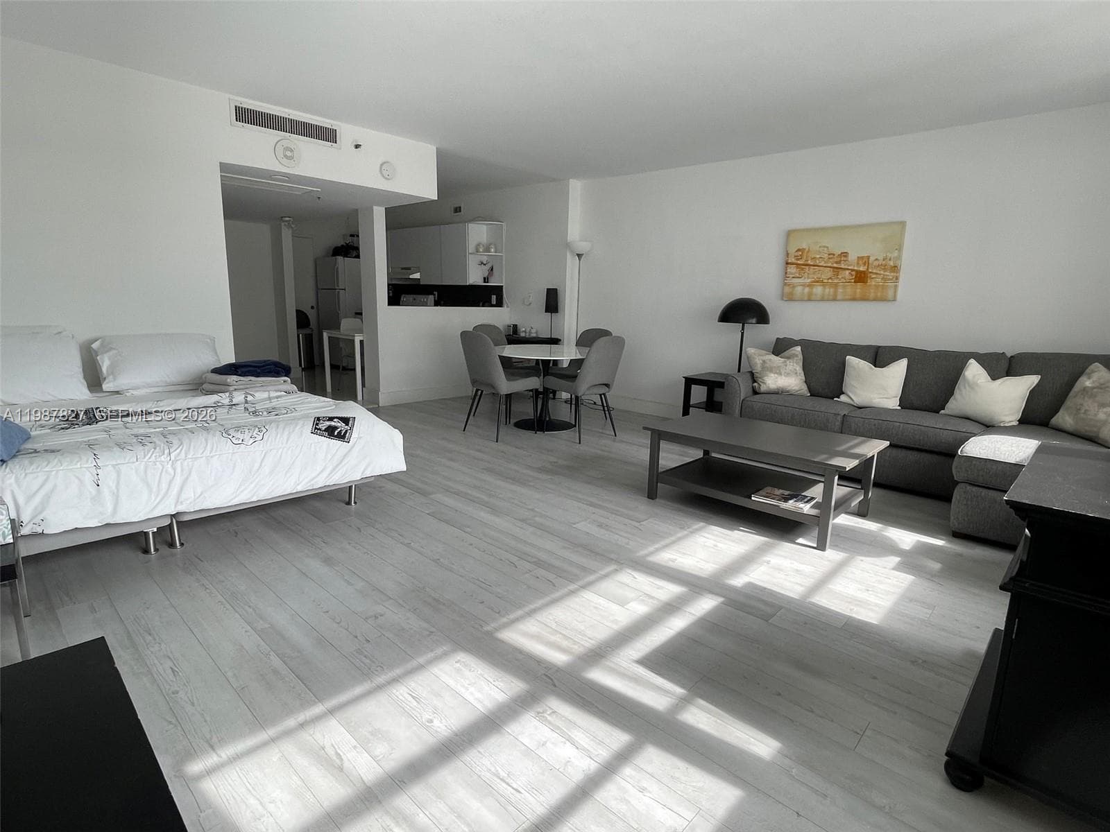 100 LINCOLN RD 1024 photo 7