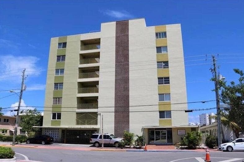 8001 Crespi Boulevard 5c photo 1