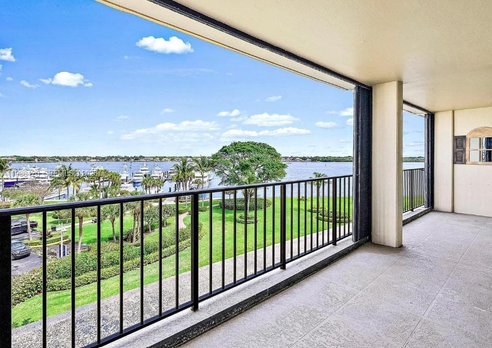 136 Lakeshore Dr 4