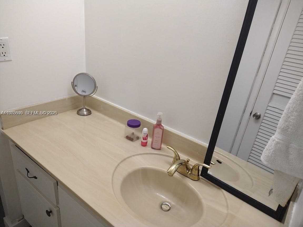 6039 Collins Ave 1710 photo 11