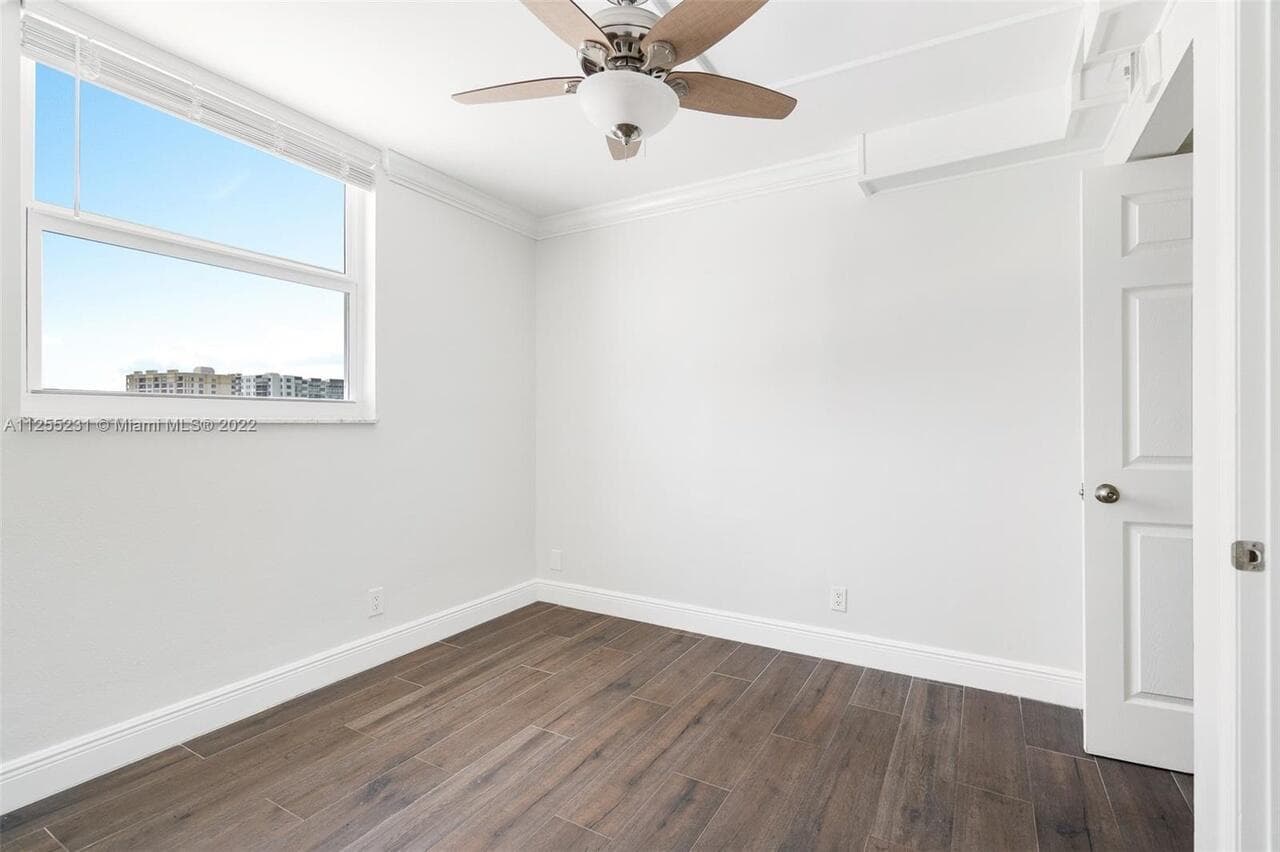 1505 N Riverside Drive 404 photo 16