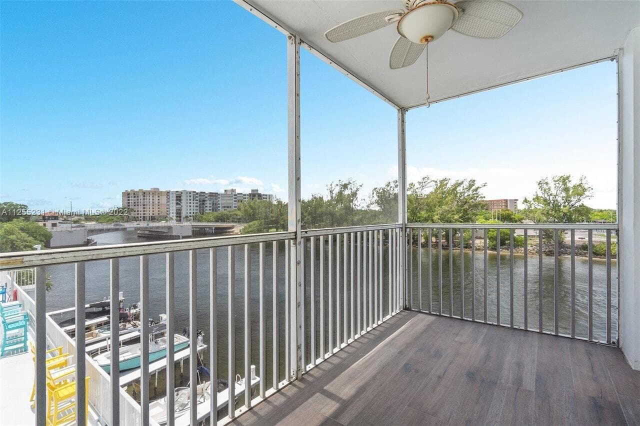 1505 N Riverside Drive 404 photo 3