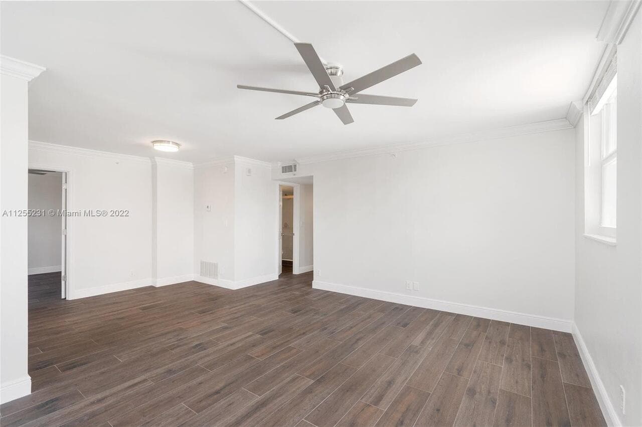 1505 N Riverside Drive 404 photo 5