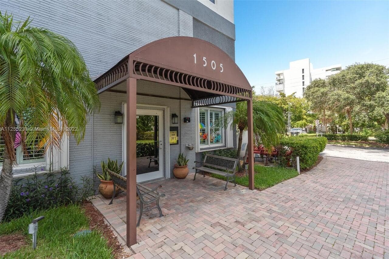1505 N Riverside Drive 404 photo 20