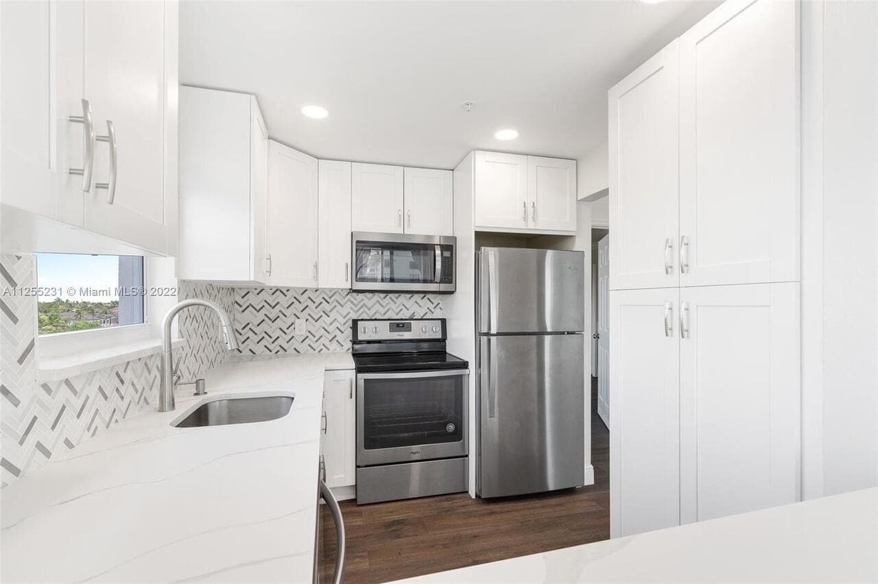 1505 N Riverside Drive 404 photo 9