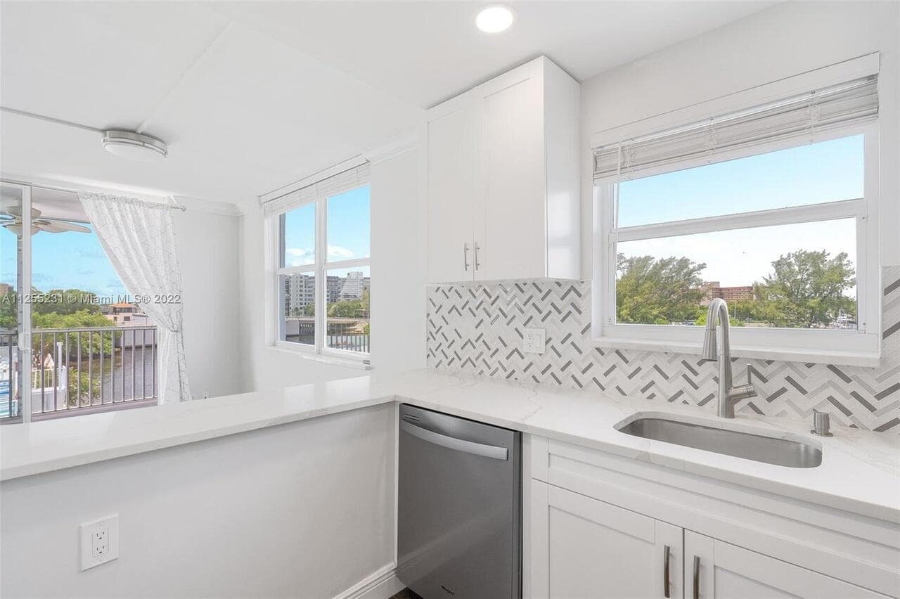1505 N Riverside Drive 404 photo 10