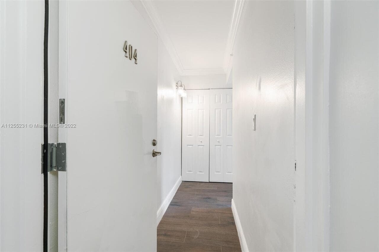 1505 N Riverside Drive 404 photo 4