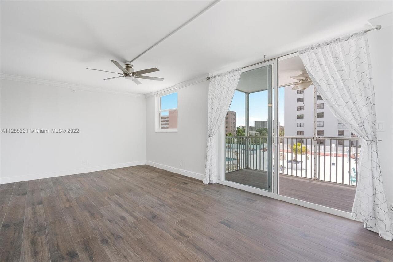 1505 N Riverside Drive 404 photo 8