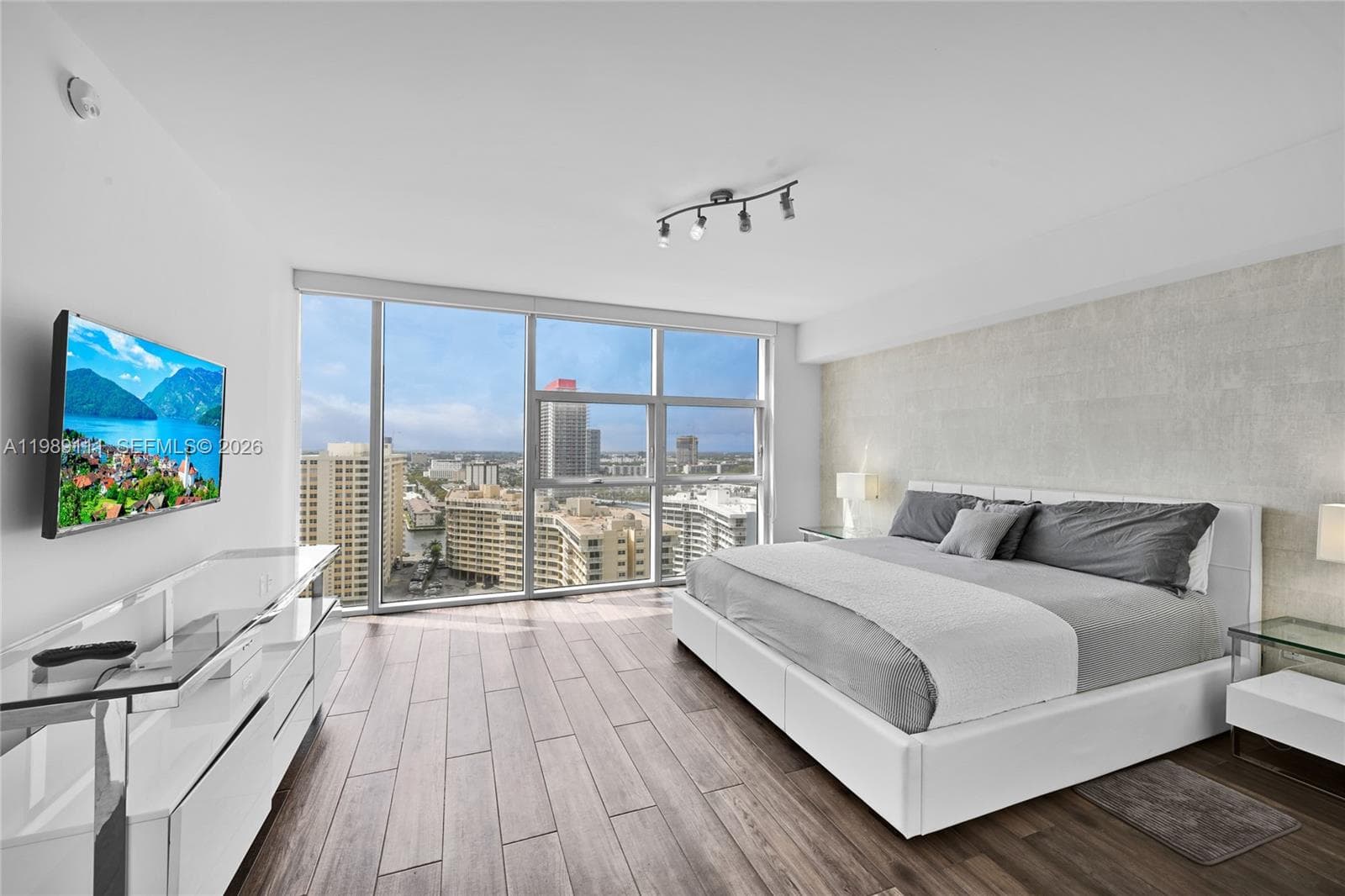 1830 Ocean Dr 1907 photo 9