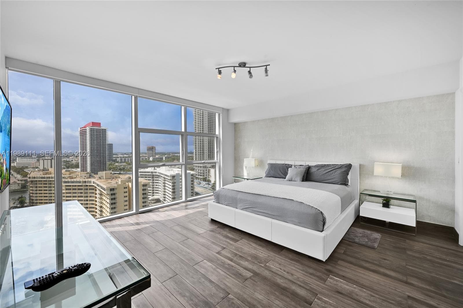 1830 Ocean Dr 1907 photo 8