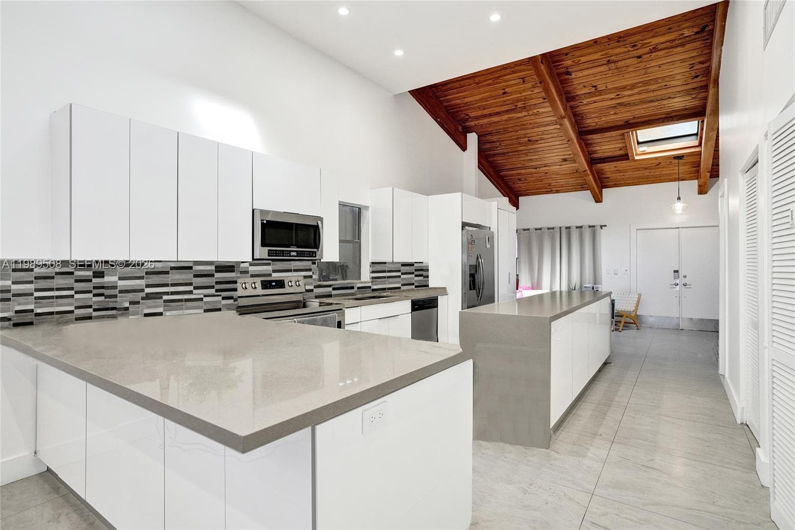 2619 Parkview Dr photo 2