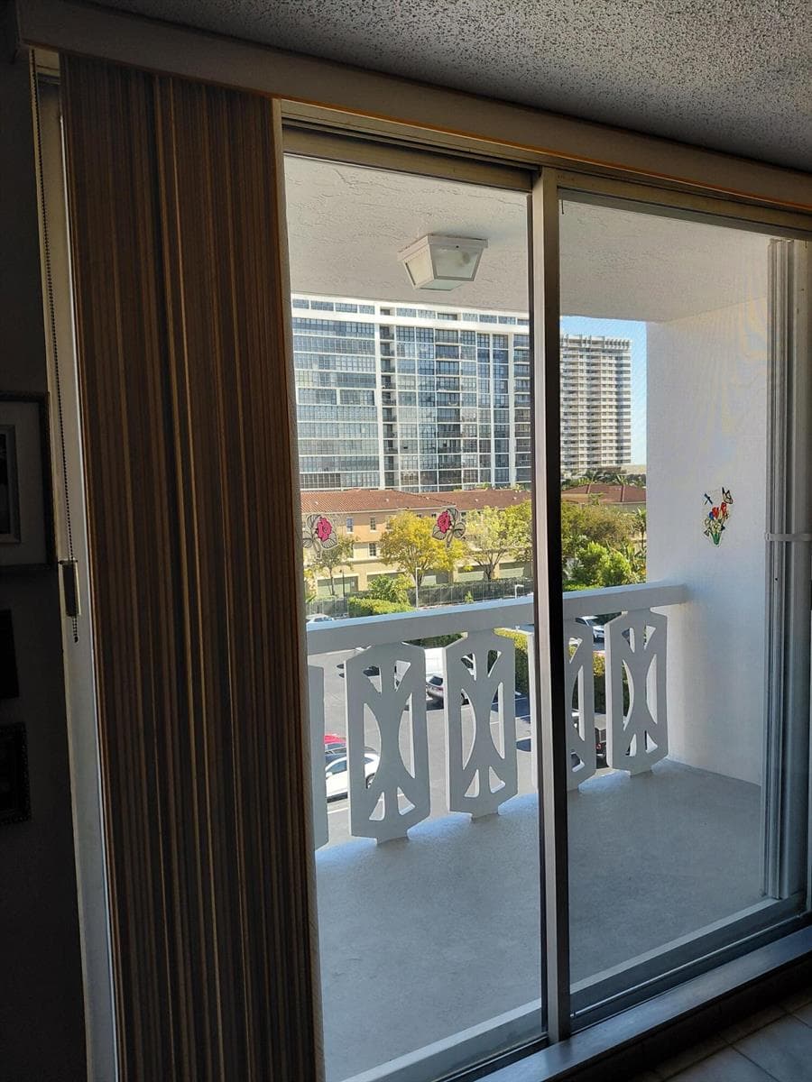 3113 S Ocean Drive 504 photo 9